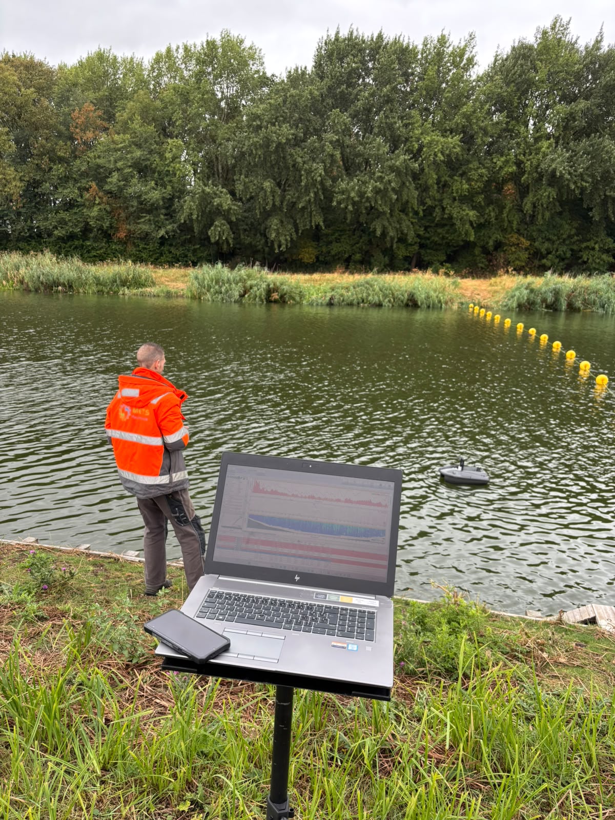 Meetapparatuur tijdens veldwerk aan de waterkant